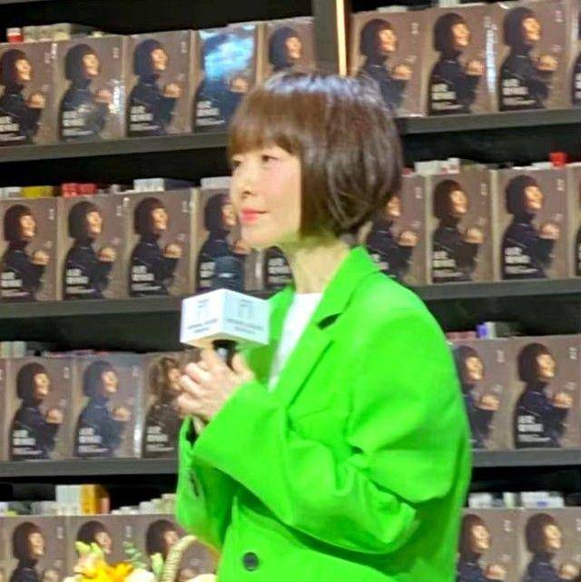 颜色|51岁陈鲁豫好消瘦，素颜出镜面颊凹陷，法令纹凸出更显得憔悴了