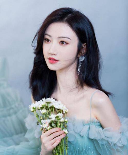 景甜|景甜穿蛋糕裙参加活动，大胆秀出性感香肩，比司藤还要美