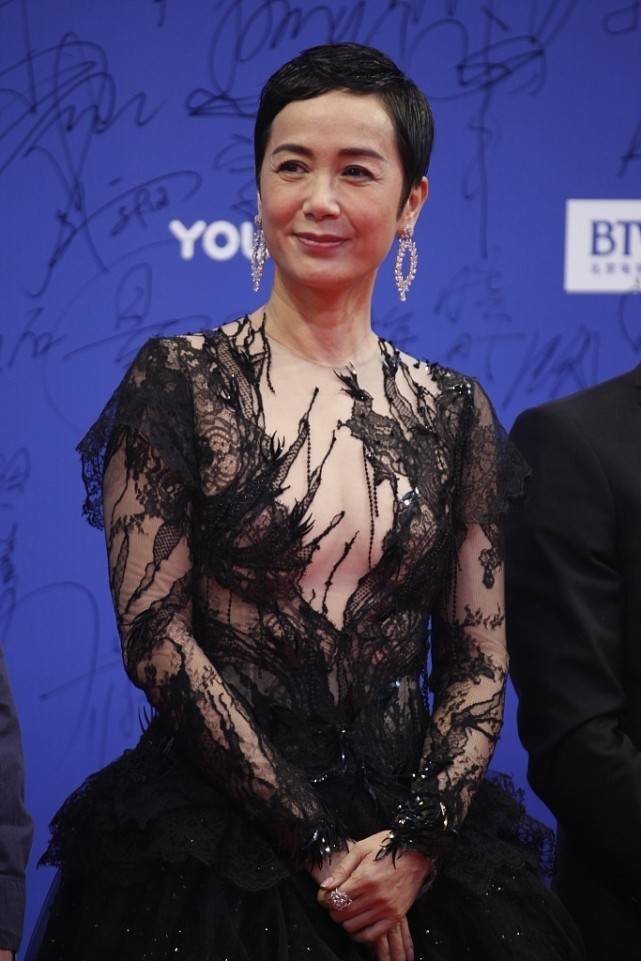 黑色|蒋雯丽真是“奶奶辈”，身穿黑色礼服裙，大秀身材还是很自信