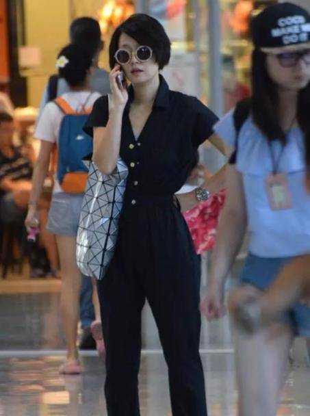 黑色|马伊琍休闲随性走机场，黑色连体裤配人字拖，背大牌包包也不违和