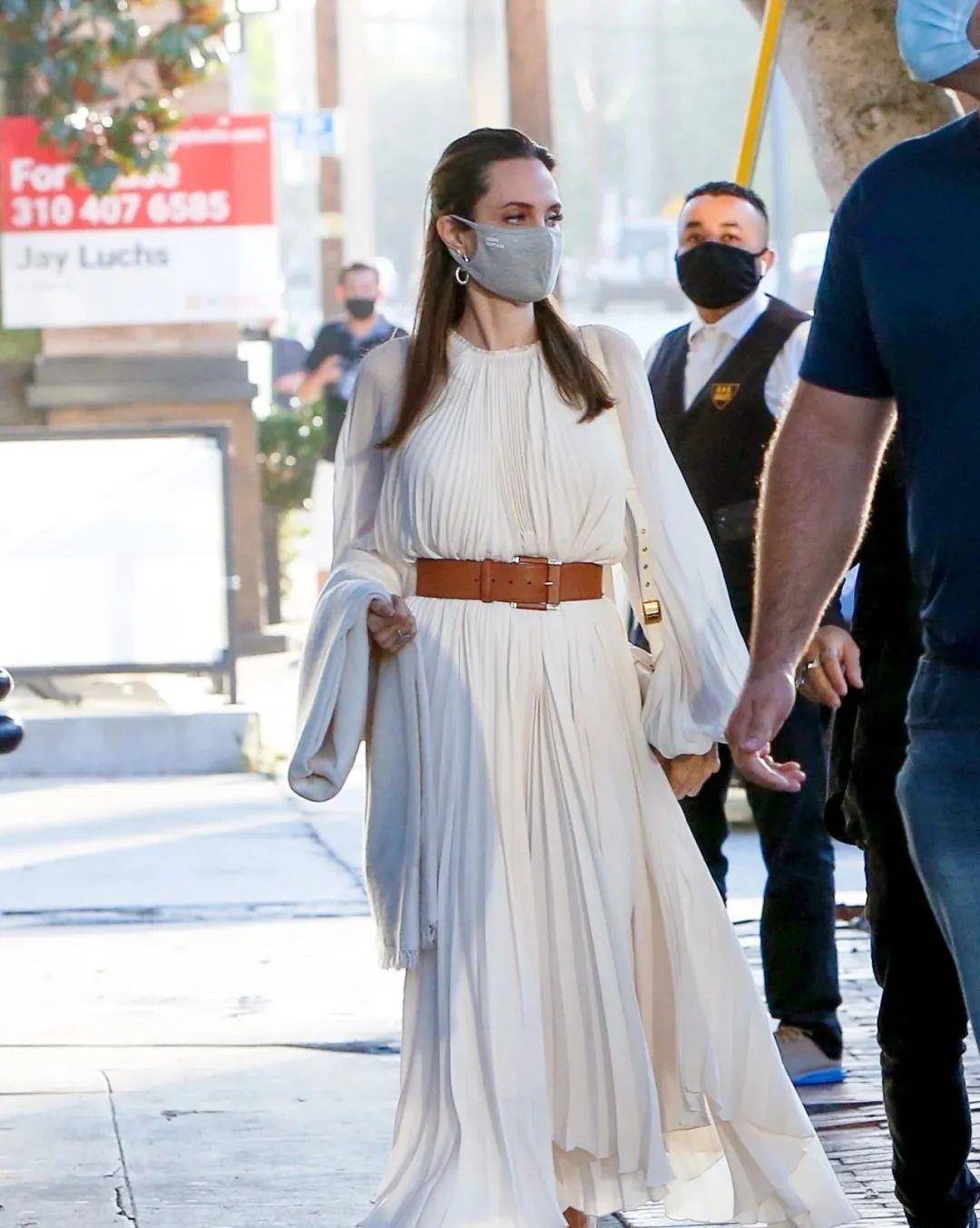 黑色|看朱莉的“黑白配”造型，才知道什么叫潮流易逝、经典永存！