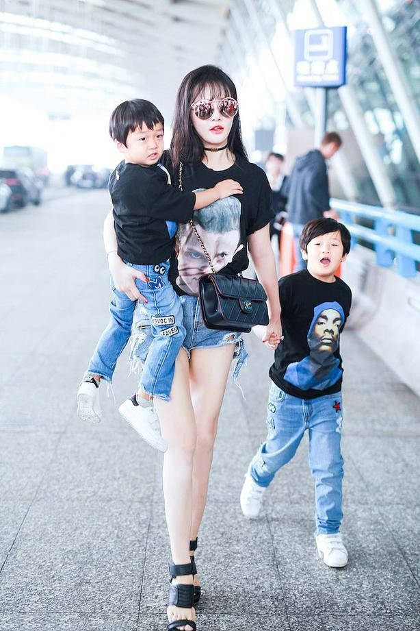 冉莹颖|冉莹颖真是拼,穿12厘米高跟还单手抱娃,搭T恤牛仔短裤仍显年轻!