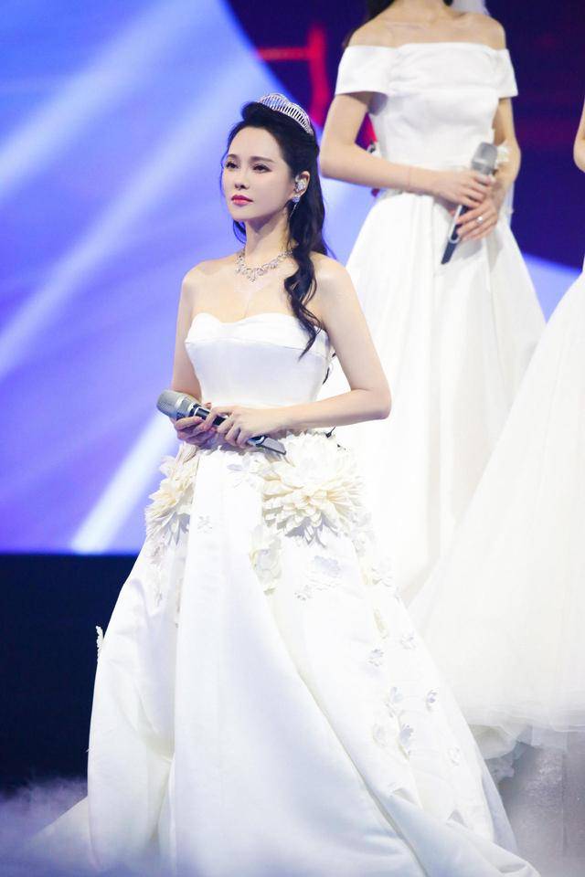 设计|伊能静的“少女感”太强,西装配半身裙简约利落,甜美温柔真有范