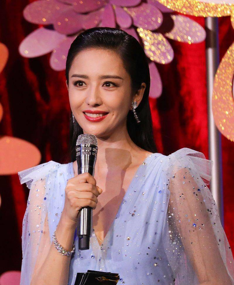 鱼尾|佟丽娅笑起来也太甜了，梨涡抢眼，穿着纱裙跟“仙女”没什么两样
