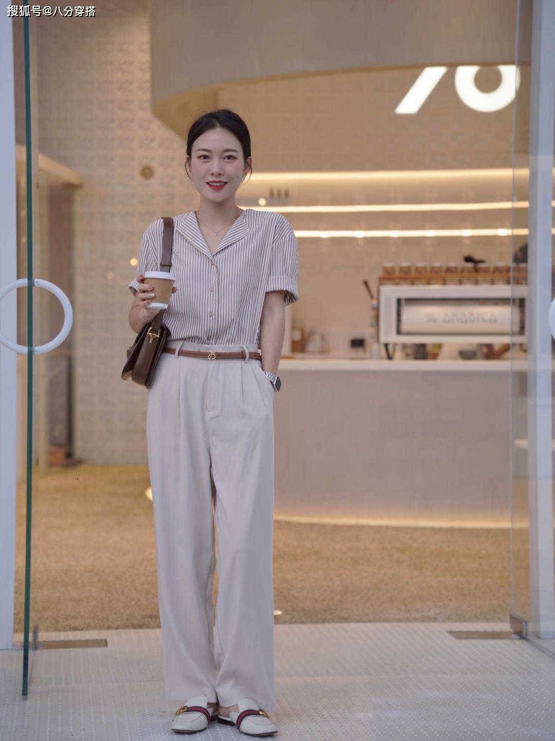 西裤|秋天，衬衫的“高级穿法”是这样的，搭配西裤知性干练，洒脱利落