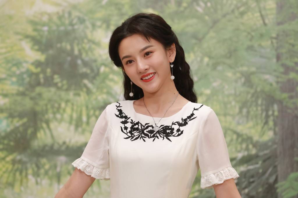 大小姐|宋祖儿：白色连衣裙拟大小姐造型，复古甜美范儿，领口绣花很个性