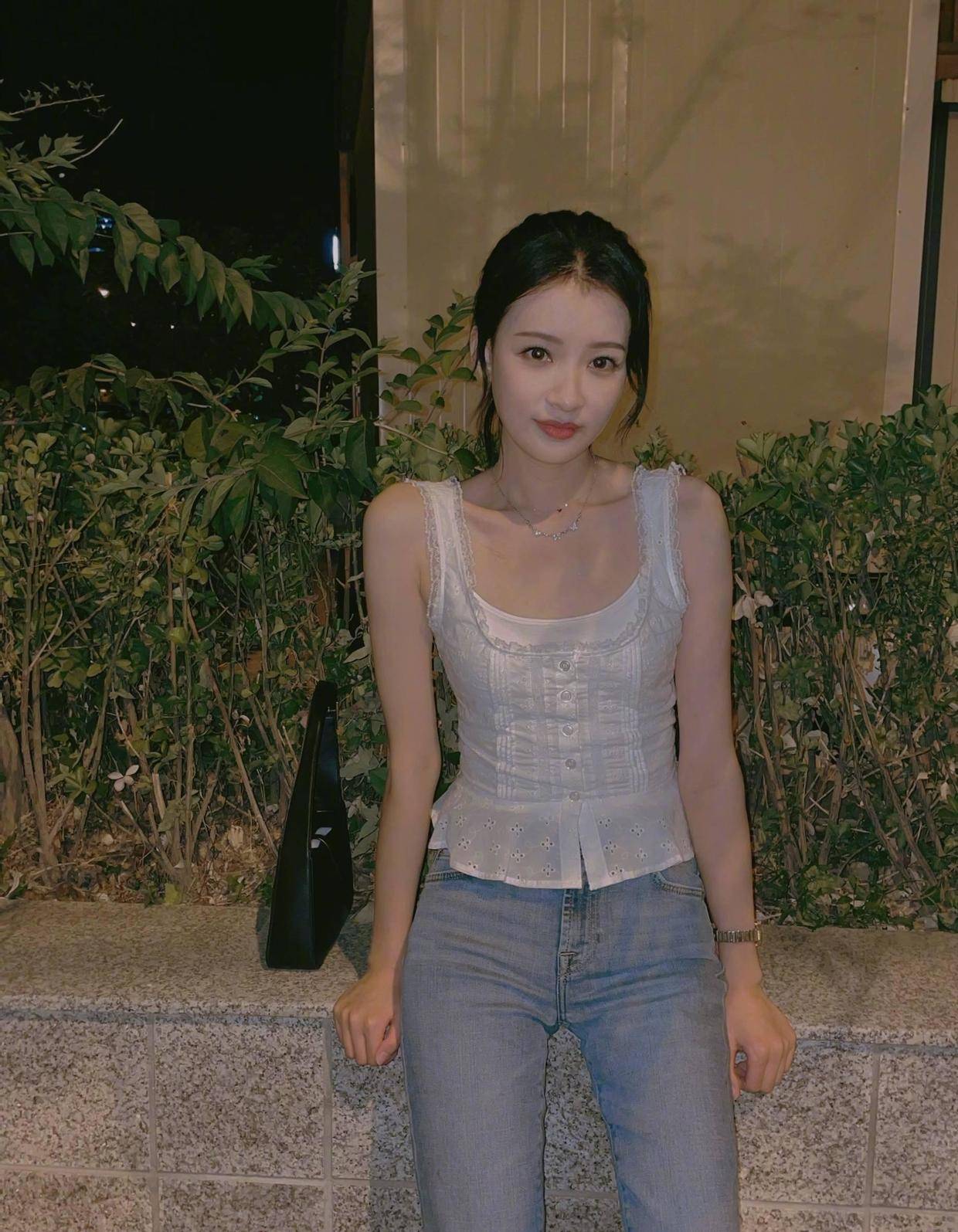 黑色|孙怡的细腰长腿无敌了！泡泡袖上衣搭配黑色皮质短裙，俏皮洋气