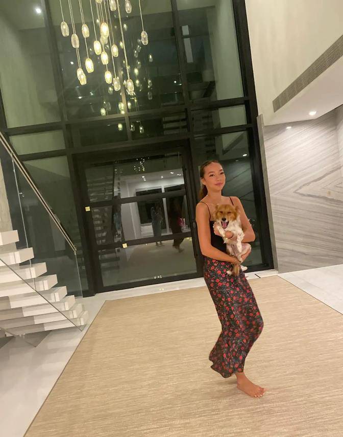 不分伯仲|邓文迪罕见晒女儿近照，光脚穿半裙，才20岁曲线跟妈巅峰不分伯仲