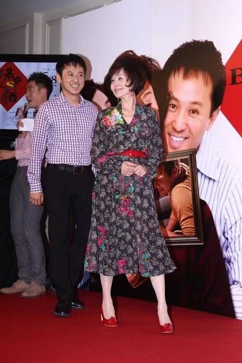 魅力|归亚蕾越老越耐看，穿花哨衣服也不显俗气，有了奶奶辈想要的优雅