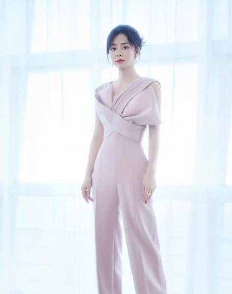 黑色|马伊琍休闲随性走机场，黑色连体裤配人字拖，背大牌包包也不违和