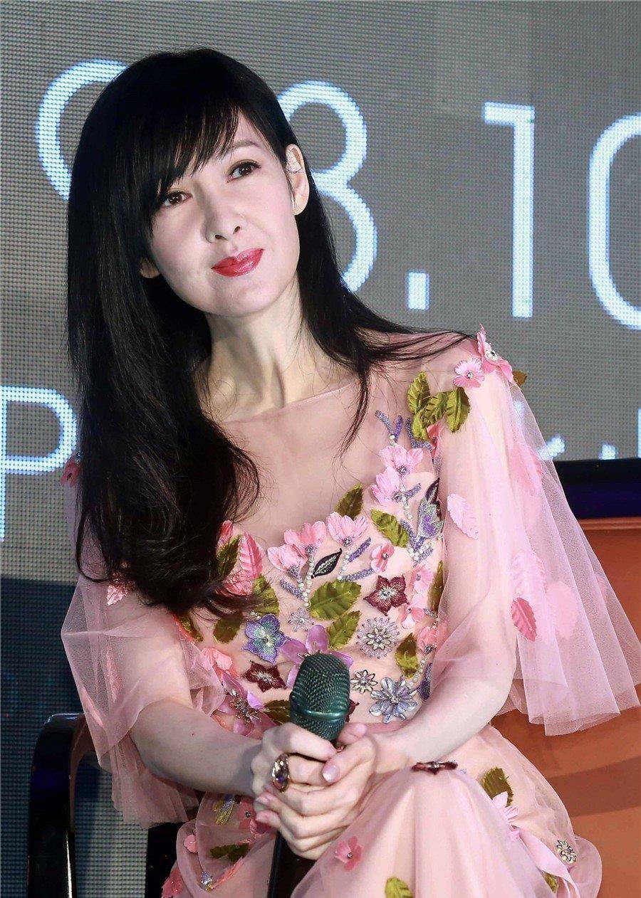 感觉|周慧敏穿粉色纱裙像花仙子，有些扮嫩的感觉，身材依旧如少女