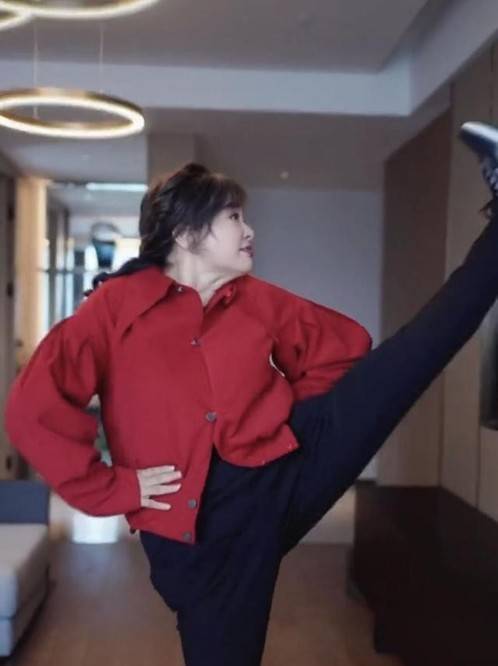 黑色|69岁刘晓庆不服老！挑战空中劈叉险跌倒，还被吐槽大红衣服不合身