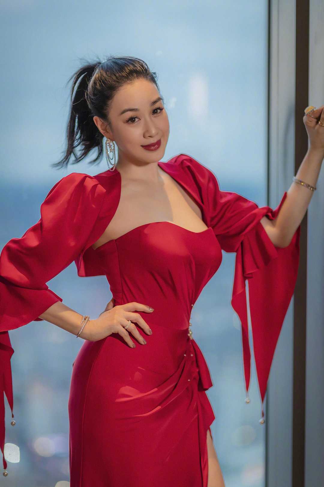 魅力|钟丽缇张伦硕“黑白配”，女的穿白色抹胸裙，男的穿黑西装，绝配？