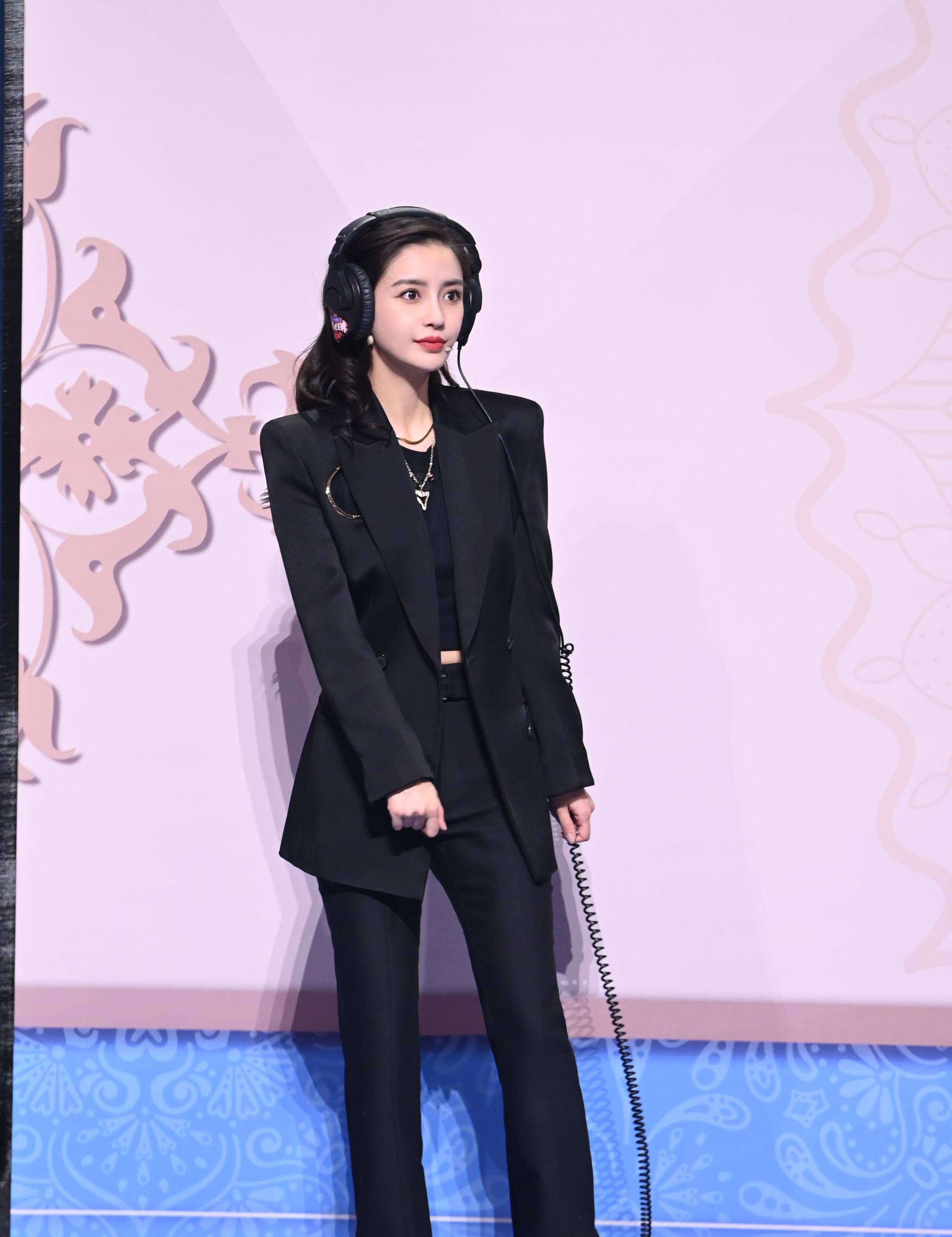 西装|综艺造型不输红毯！毛晓彤甜美关晓彤秀腿，王子文搭20万＋珠宝