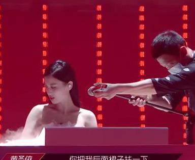 节目组|怼节目组、撕评委，脱鞋坐地上吃香蕉，30个女星去选秀有多豪横？