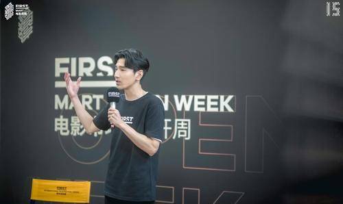 黑色|赵又廷不愧是型男,穿黑色T恤清爽又干净,难怪高圆圆这么爱他