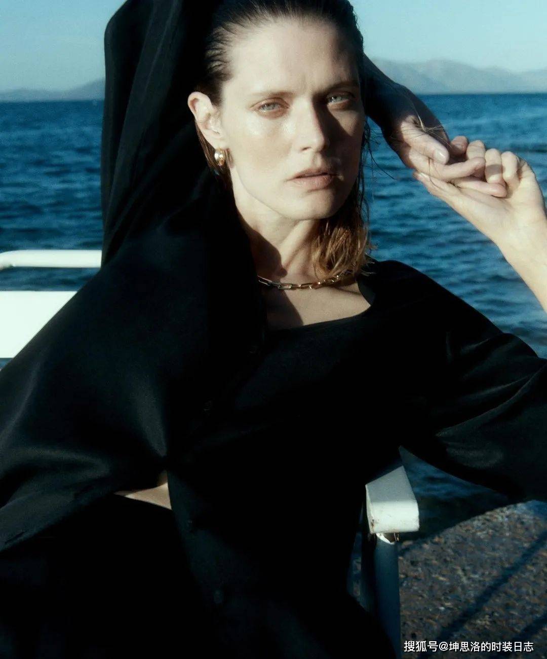 系列|Lookbook画册丨COS 2021夏季假日系列 以轻简搭配享受夏日宁静