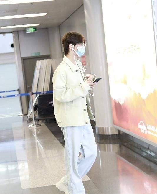 庾澄庆|伊能静儿子二次走机场,1米8身高还穿增高鞋,打扮阳光超像庾澄庆