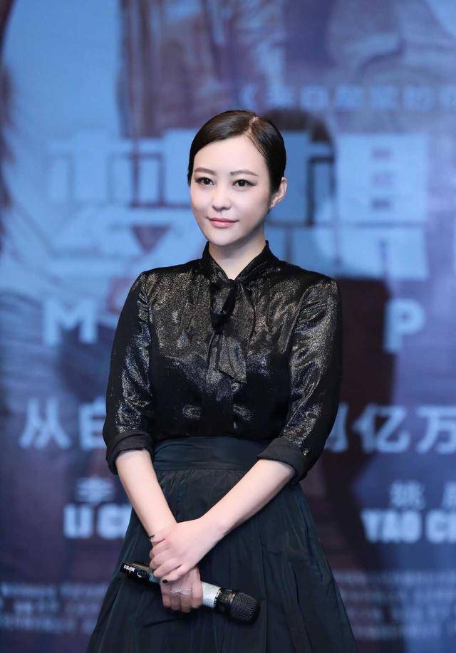 郝蕾|郝蕾的“肉肉身材”刚刚好，西装配百褶裙优雅温柔，熟女范十足