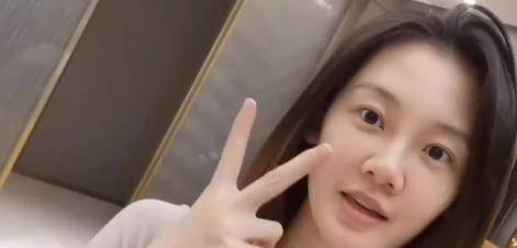 苗苗|苗苗为女儿做裙子，意外曝光家中陈设，摆放和郑恺初相识合照太甜