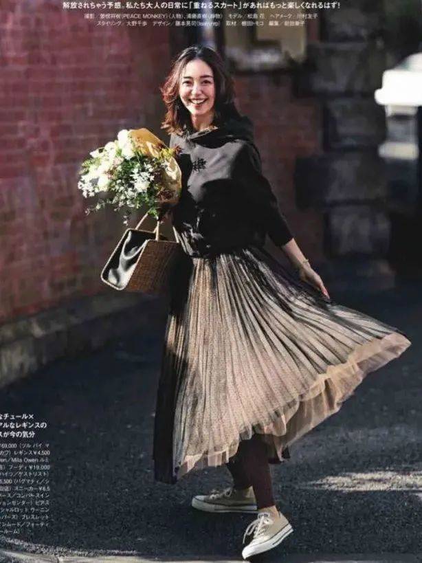 飒帅|卫衣+半裙=早秋最火混搭套路，时髦又有女人味！