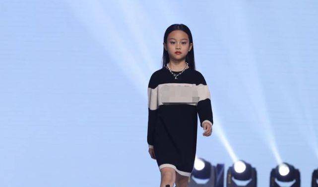 身材|7岁甜馨首登T台秀变超模！头戴皇冠竟不嫌重，稳健台风太有国际范