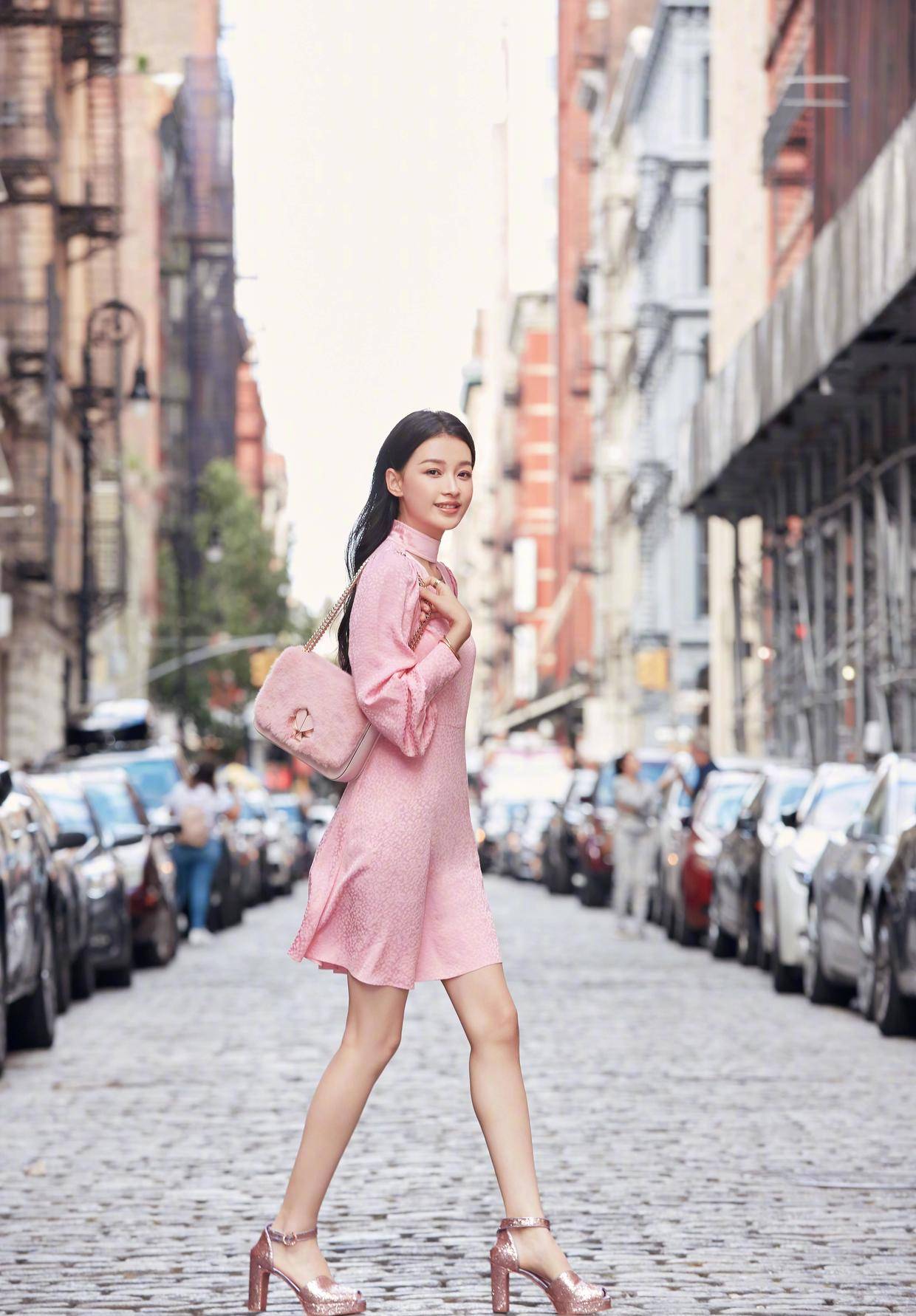 黑色|孙怡的细腰长腿无敌了!泡泡袖上衣搭配黑色皮质短裙,俏皮洋气