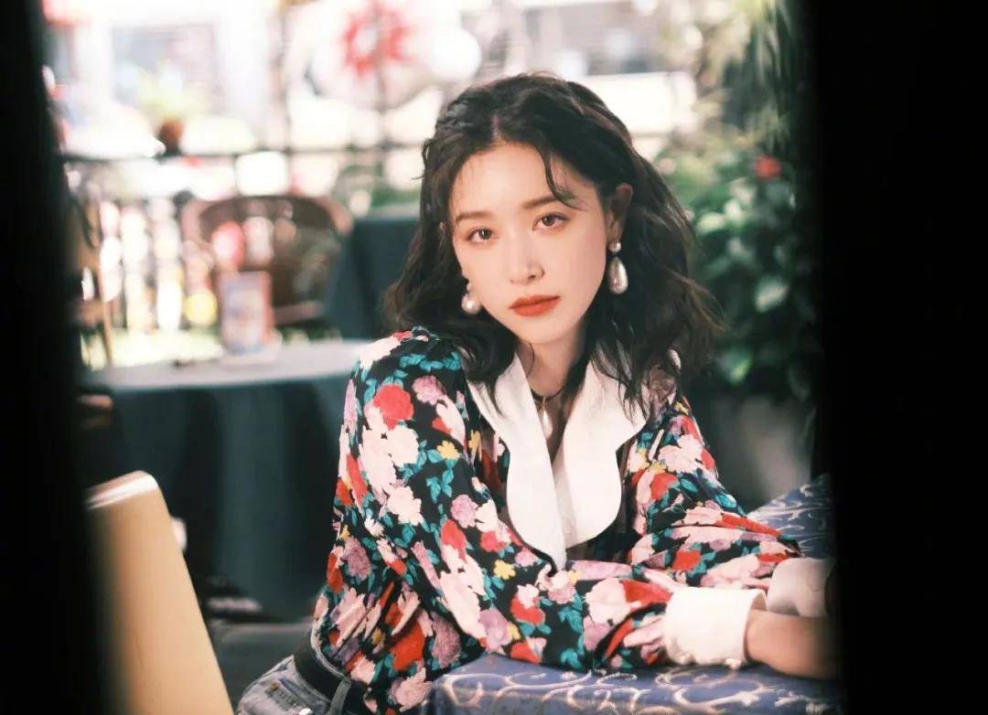 发型|明明有顶级女主脸却糊了10年？她这次终于靠复古风封神了！