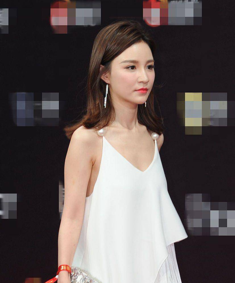 黑色|雪梨气质从网红“升级”，穿白色礼裙被抓拍，长相和精修图没差