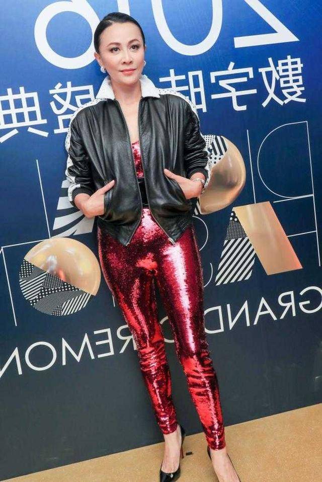 皮质|刘嘉玲气场开挂，皮外套配亮片连体装暴露“假胯宽”也不尴尬