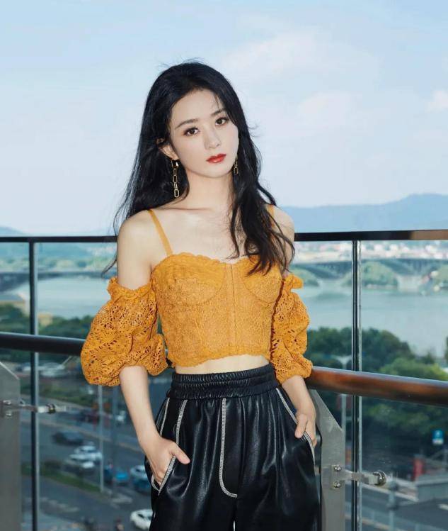 赵丽颖|赵丽颖和平提离婚!从温柔甜妹变身冷飒大女人,穿搭风格大转型