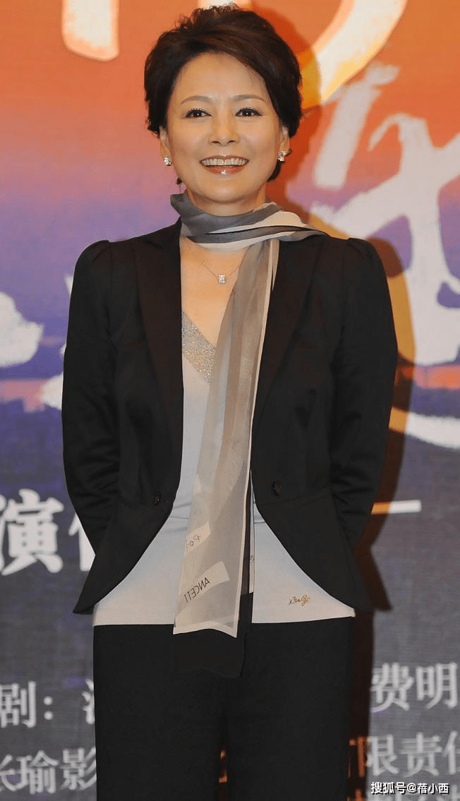 模板|“张瑜”真是中老年穿搭模板，穿西装配一条丝巾，气质高级又优雅