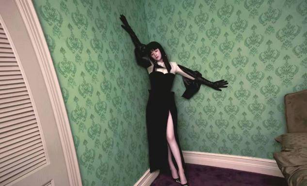 长发|蒋欣这次真逆袭了！罕见留长发撞脸杨幂，彻底告别时尚绝缘体气质