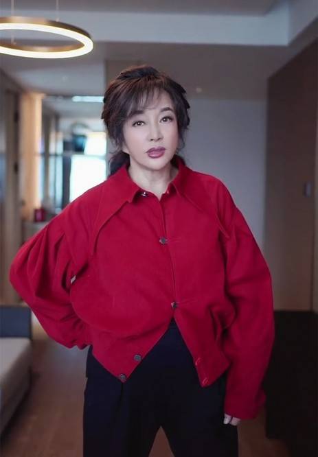 黑色|69岁刘晓庆不服老！挑战空中劈叉险跌倒，还被吐槽大红衣服不合身