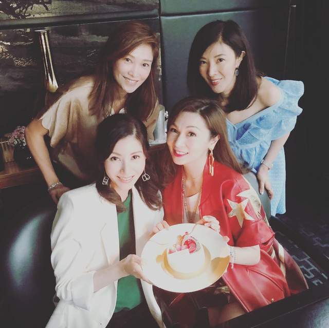 李嘉欣|李嘉欣姐姐生日,她长相平淡妈妈却貌美,嫁二婚富豪比许晋亨还帅