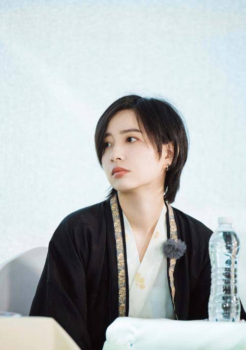 黑色|姐姐私服大盘点：张雨绮又纯又欲，郁可唯少女感十足，宁静太飒了