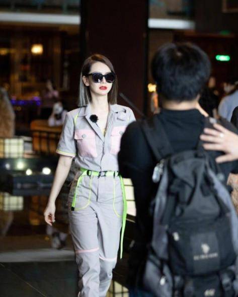 黑色|马伊琍休闲随性走机场，黑色连体裤配人字拖，背大牌包包也不违和