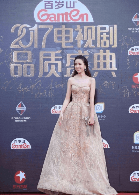 牛仔|“董洁”带儿子走机场，一身初秋叠穿造型高级时髦，一看就有品位？