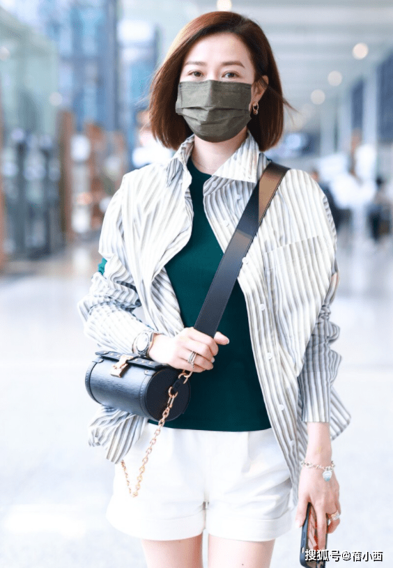 摩卡|佘诗曼换了摩卡波波头,减龄至少20岁,穿条纹衬衫配短裤时髦洋气