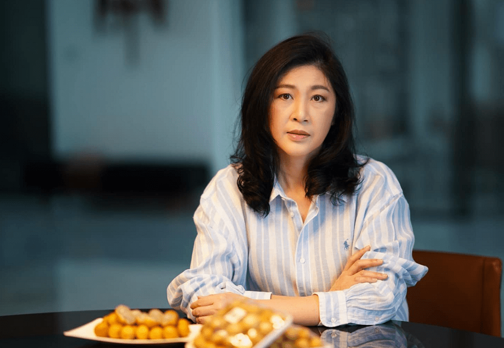 气色|“最美女总理”英拉都54岁了，可仍然美得优雅，饱满肌肤显气色