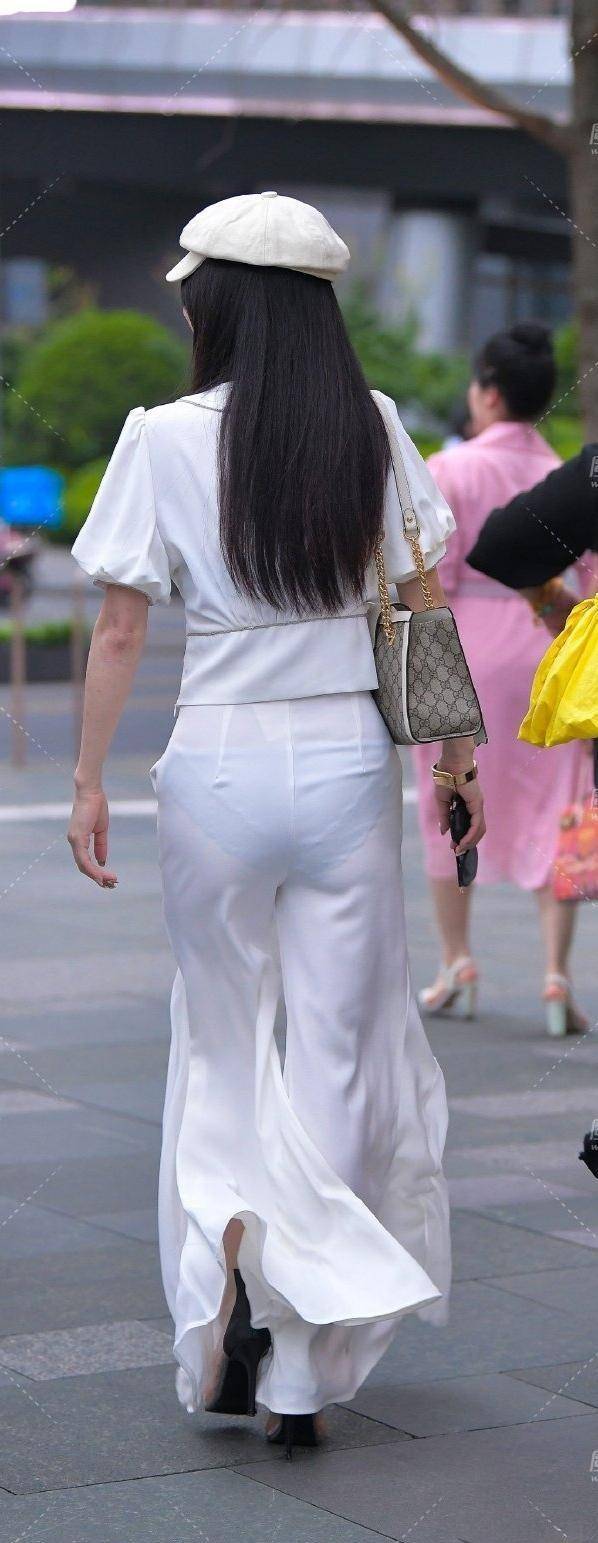 健美|美女穿瑜伽裤逛街，诠释“健美”身材，真有魅力！