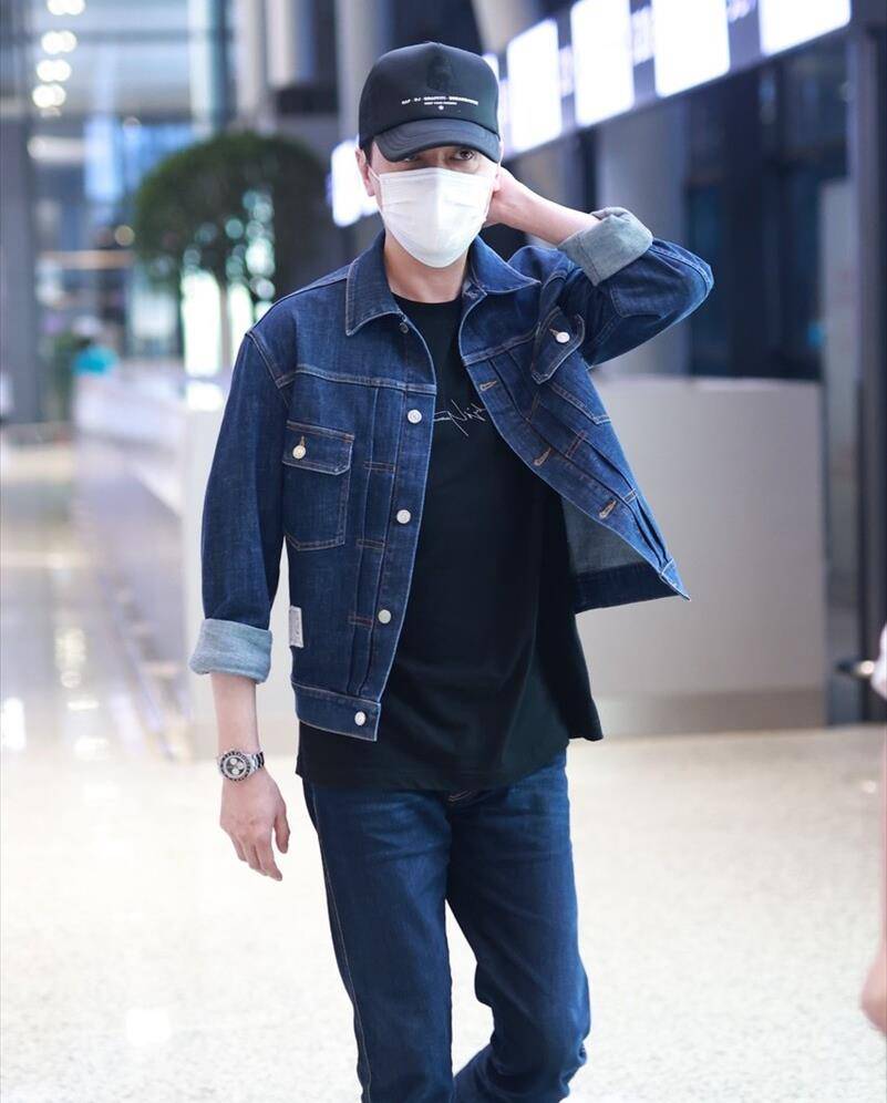 一身|冯绍峰离婚后首现机场,一身牛仔穿搭帅气减龄,百万名表太抢镜
