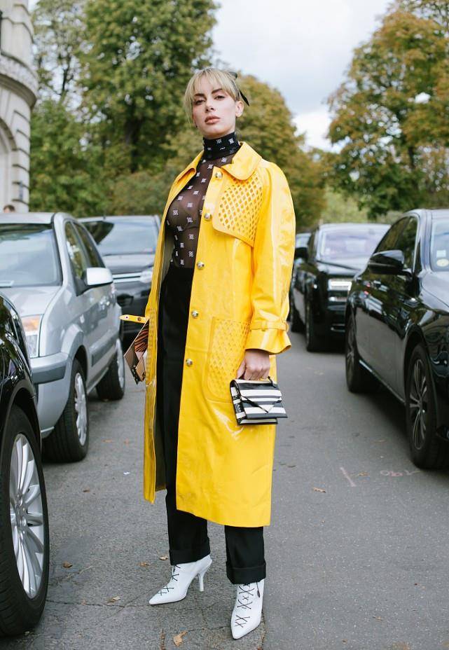 黑色|别再为服装乱搭颜色了，让黑色黄色加以结合，呈现低调又张扬的美