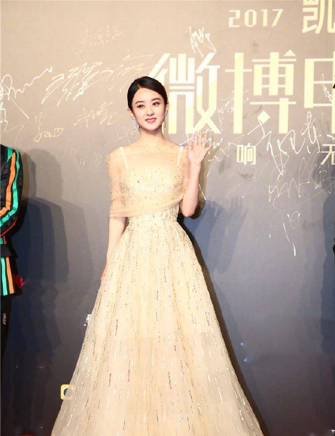 进行|赵丽颖夫妇走红毯，颖宝穿薄纱裙扮在逃公主，挽冯绍峰胳膊真甜蜜
