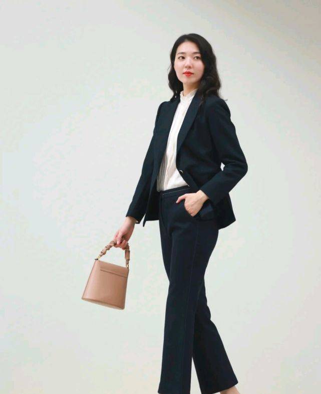 显得|女人要懂得爱自己，可以从穿衣打扮开始，做个有品味的女人