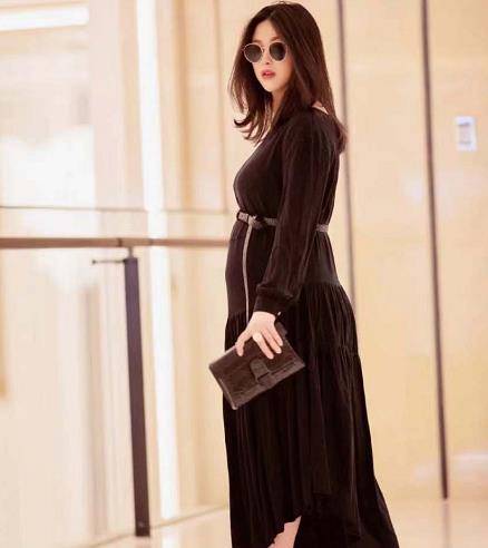 手部|朱珠画画打发孕期生活，近照曝光真实孕后状态，颈纹明显手起死皮