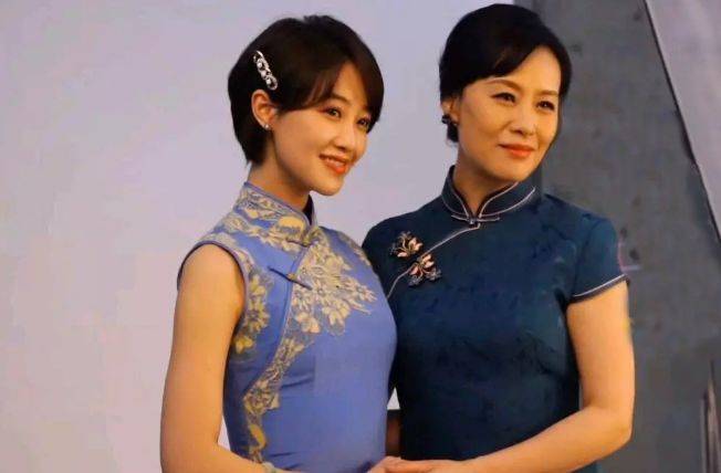 网友|蓝盈莹和“妈妈”拍大片，穿无袖旗袍清新脱俗，焦点却在妈妈身上