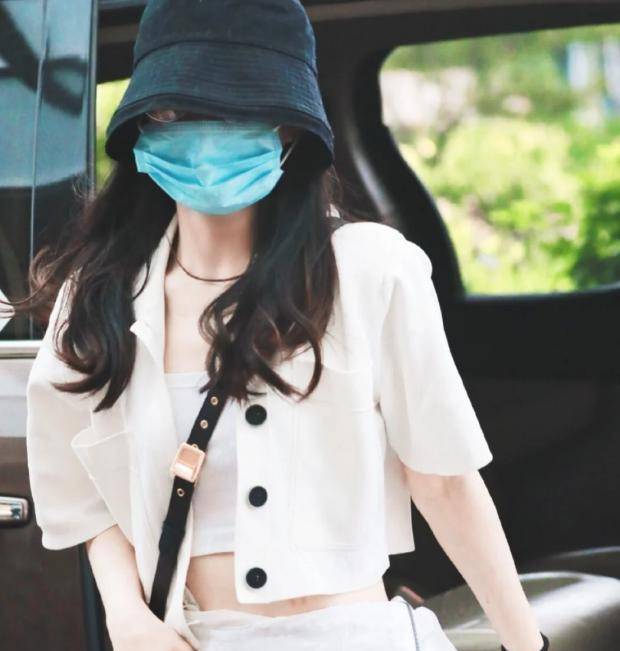 赵丽颖|赵丽颖和平提离婚！从温柔甜妹变身冷飒大女人，穿搭风格大转型