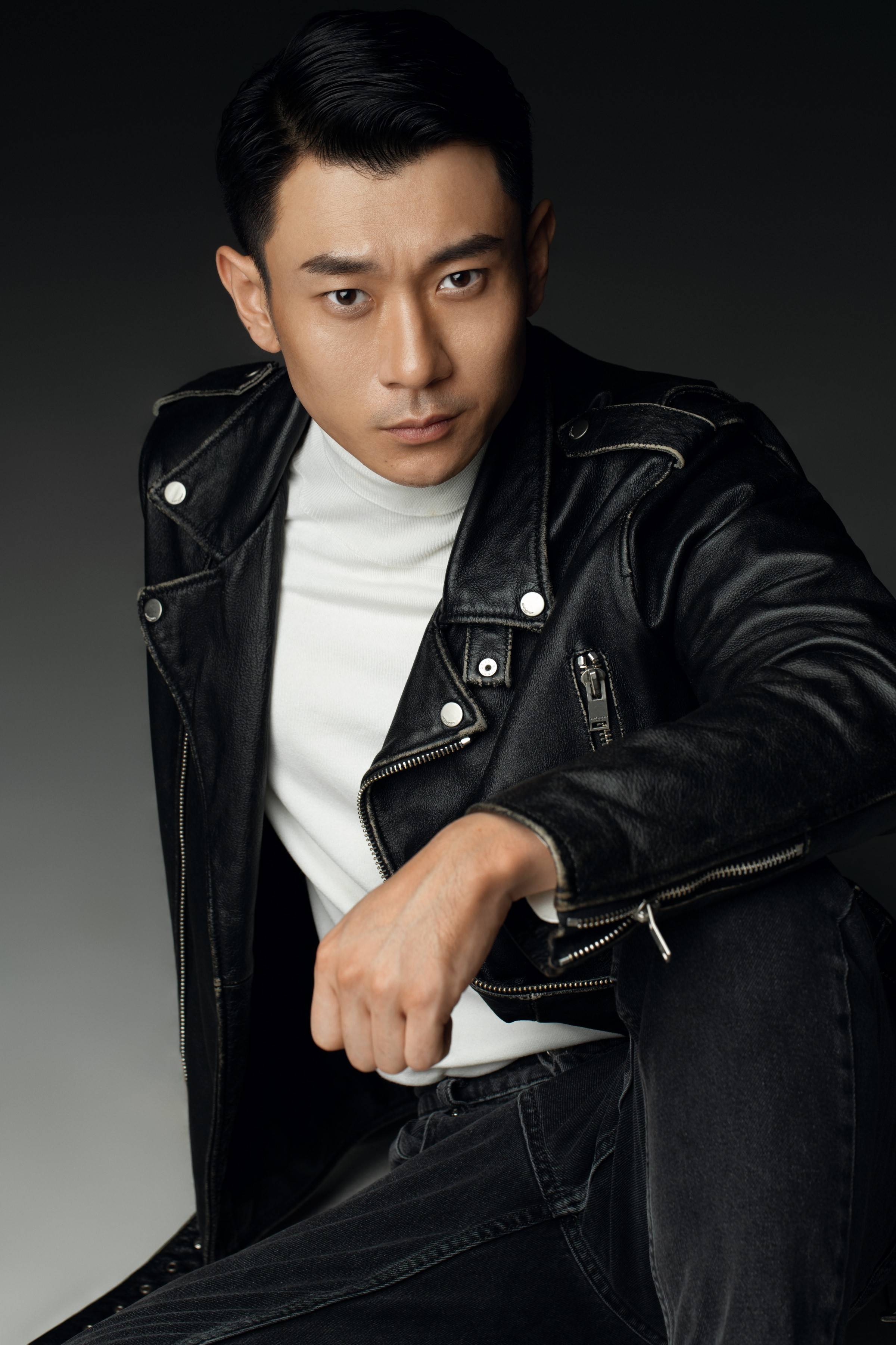 赵冉皮衣写真释出眼神不羁展现自我