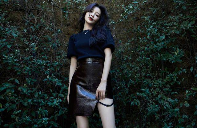 黑色|孙怡的细腰长腿无敌了！泡泡袖上衣搭配黑色皮质短裙，俏皮洋气